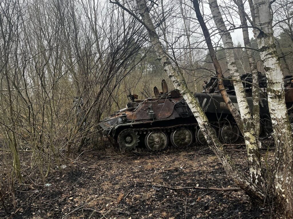 Бої за Бахмут: з’явилися відео прямого влучання міною по “вагнерівцях” та знищення БМП-1