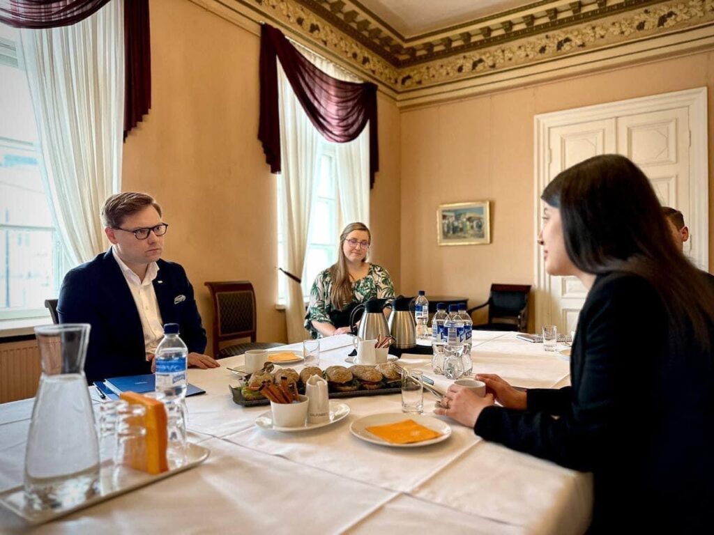 Лідерки «Солідарної молоді» обговорили у Гельсінкі підтримку України, постачання танків і декомунізацію вулиць