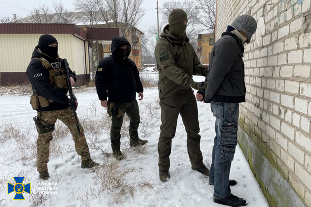 Коригували ракетні удари та “здавали” позиції ЗСУ: СБУ викрила трьох колаборантів на Донеччині