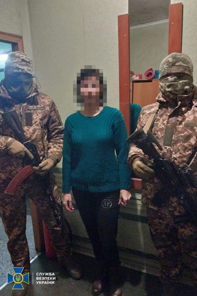 “Наводила” ракетні удари по школах та об’єктах енергетики: СБУ затримала інформаторку РФ на Донеччині