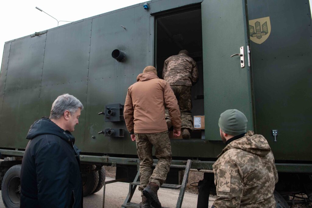 Это история о заботе: Порошенко привез на фронт мобильные бани для трех бригад