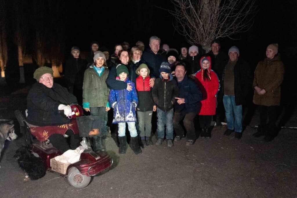 Тепло, світло і зв’язок: Порошенко привіз у громаду на Миколаївщині генератори, «Старлінки» і буржуйки