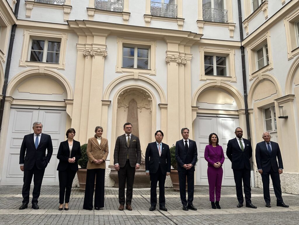 Країни G7 прискорять постачання озброєння Україні та введуть нові санкції проти РФ – Кулеба 