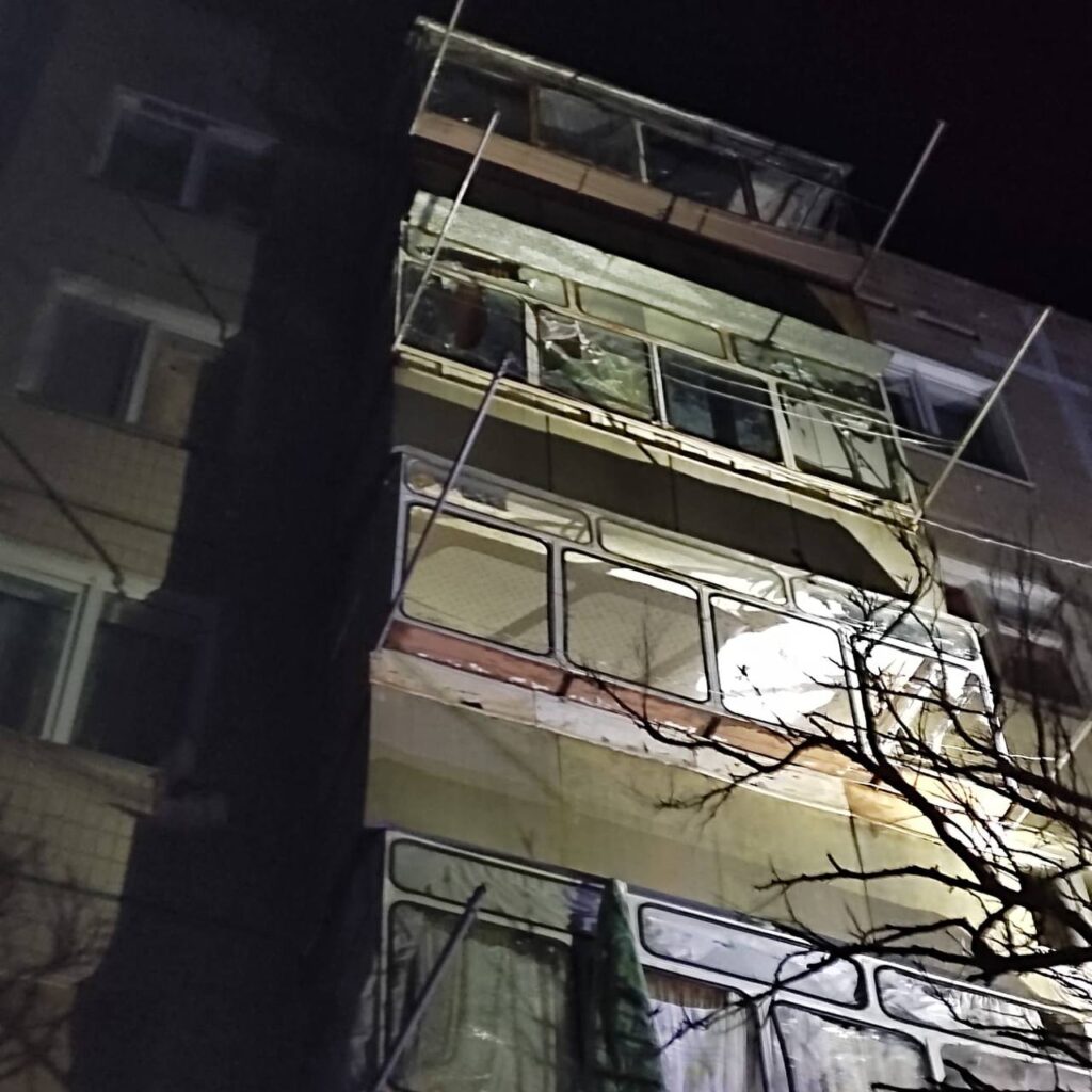 Російські окупанти обстріляли Нікополь: пошкоджені будинки та приватне підприємство