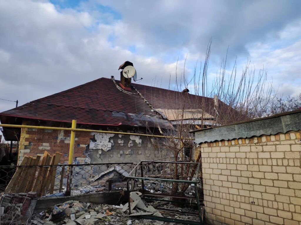 Російські окупанти обстріляли дві громади на Дніпропетровщині: пошкоджені приватні будинки та газопровід