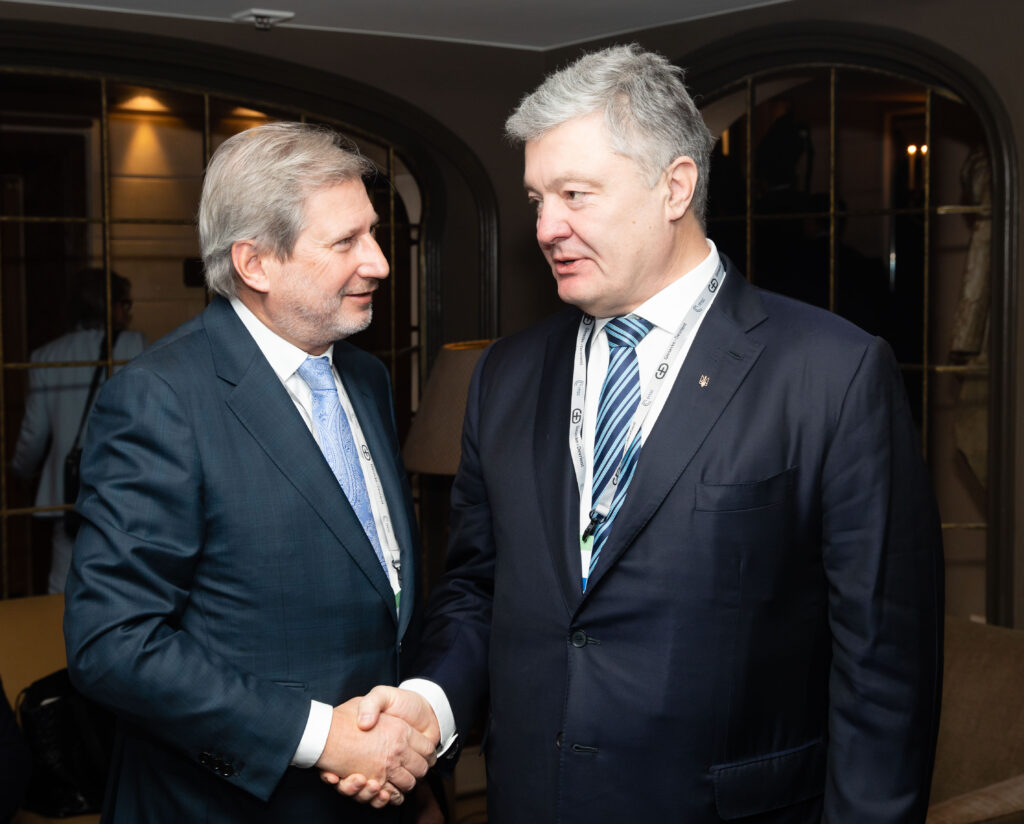 Порошенко на зустрічі з Єврокомісаром Ганом закликав почати переговори про вступ України в ЄС до кінця 2023 року