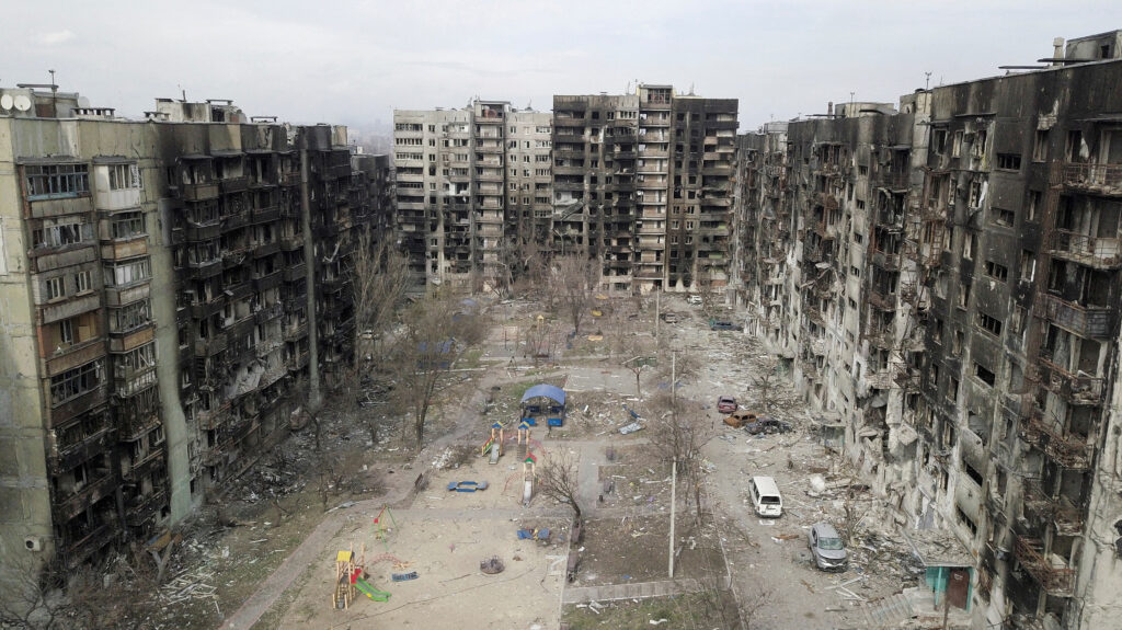 “Для попередження нової бавовни”: окупанти в Маріуполі почали патрулювати місто на гвинтокрилі