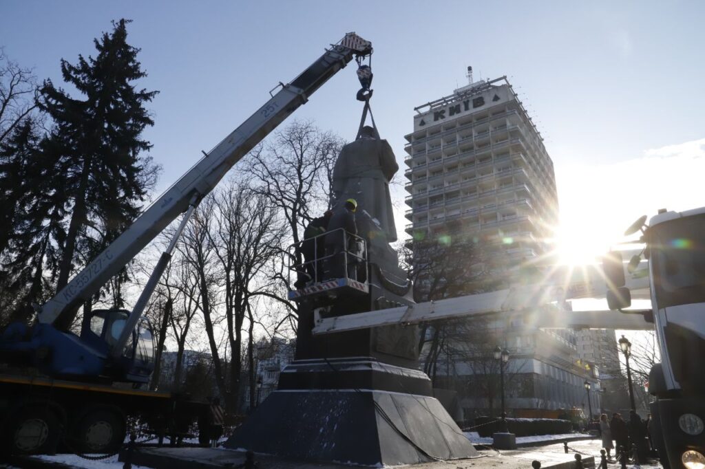 В центре Киева убрали памятник советскому генералу Ватутину: фото и видео