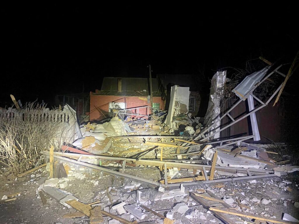 Військові РФ вночі вдарили по Нікополю, пошкодили 16 будинків, одна людина загинула
