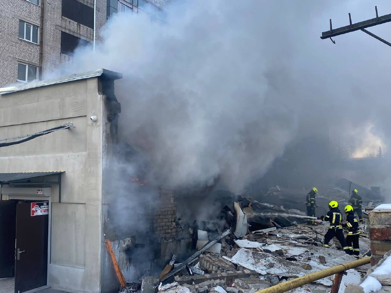 У Дарницькому районі Києва стався вибух: одна людина загинула, ще трьох дістали з-під завалів