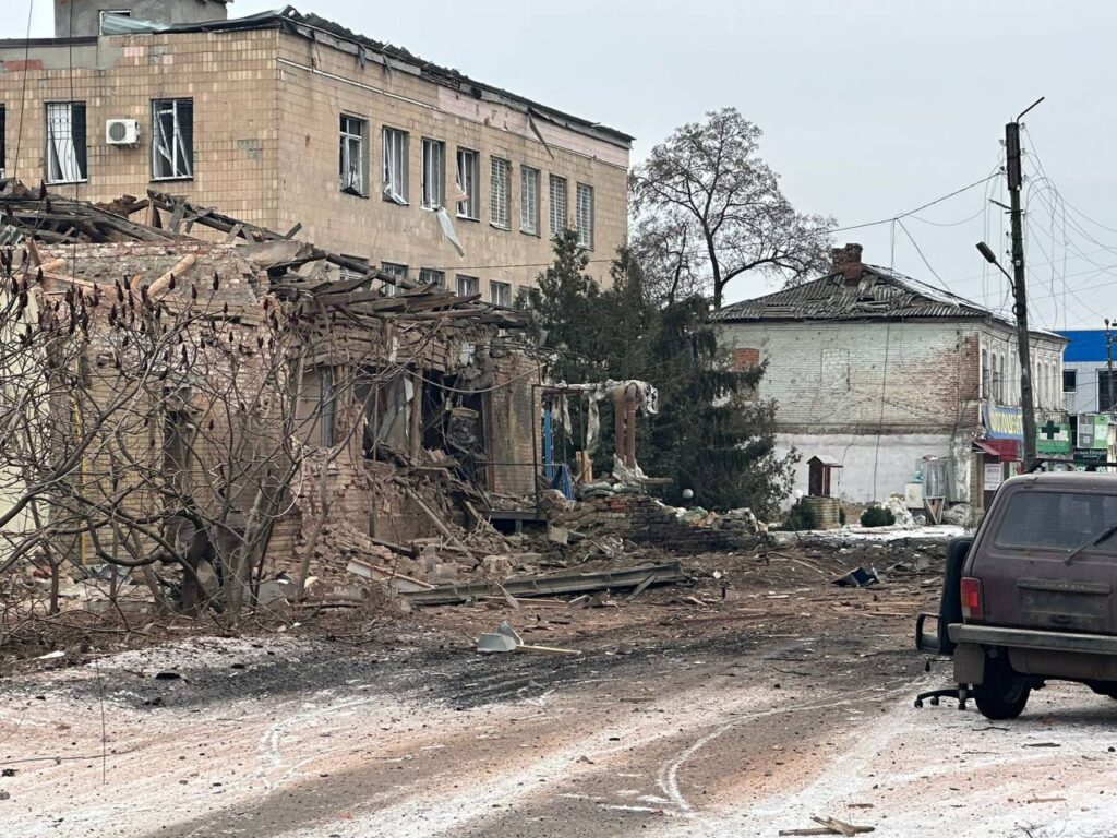 Пошкоджено будинки та підприємство, є поранений: загарбники обстріляли Харків та 15 населених пунктів області