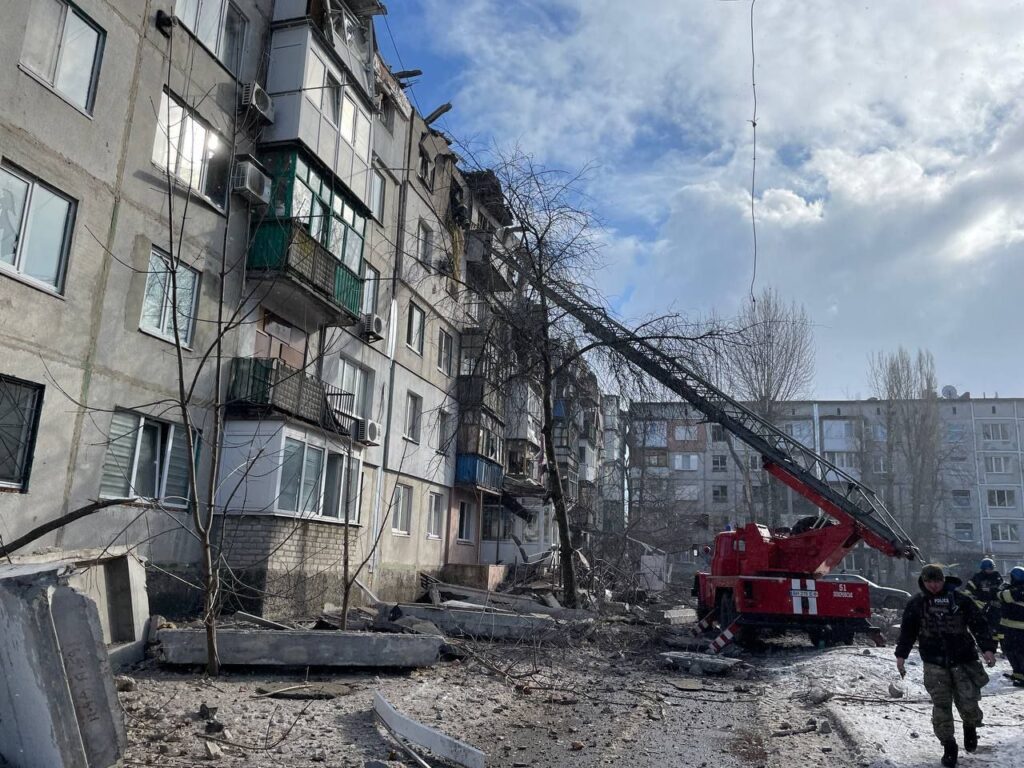 Війська РФ обстріляли Покровськ: пошкоджена багатоповерхівка, є поранені
