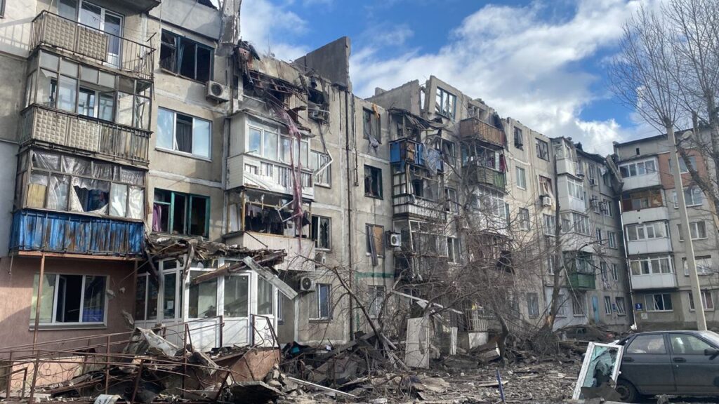 Обстріл Покровська: 12 поранених, під завалами є люди