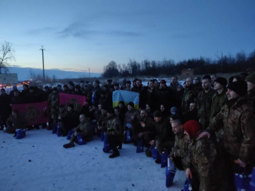 Україна повернула з російського полону ще 100 військових та одного цивільного: фото та відео