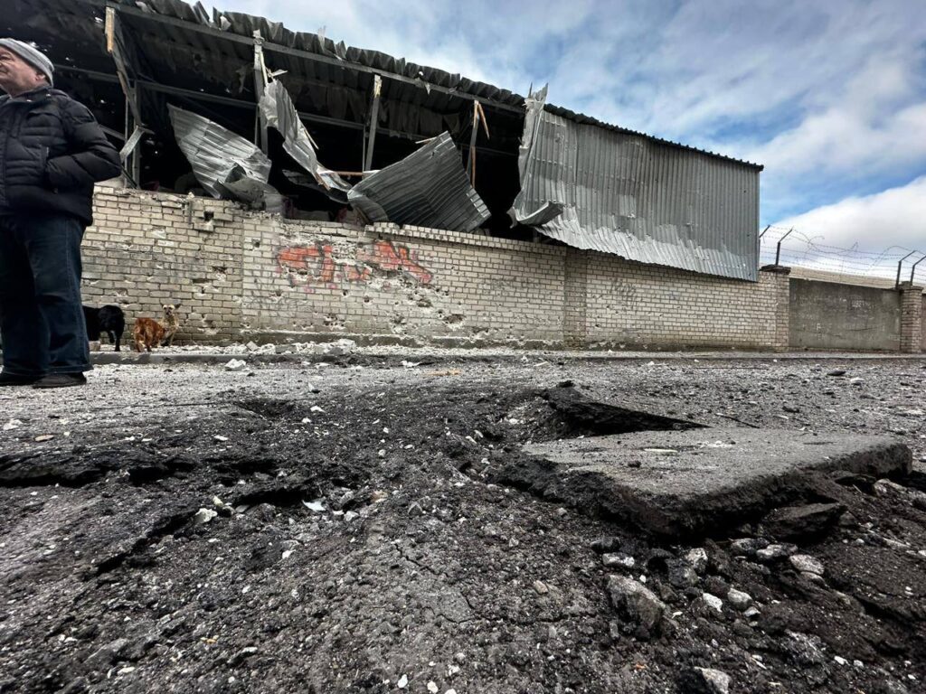 Войска РФ снова обстреляли Херсон, разрушили дом: погиб человек