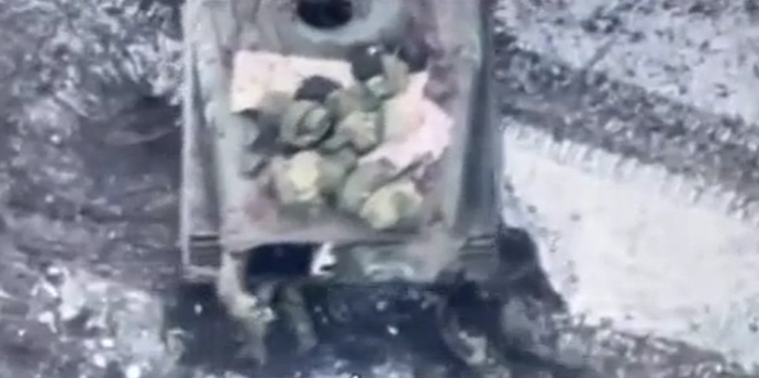 Під Вугледаром російський БМП переїхав своїх же поранених: відео