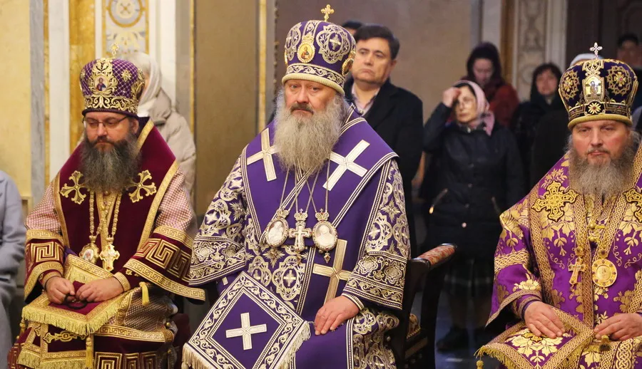 Представники УПЦ МП не пускають комісію Мінкульту до Лаври, а Павло “Мерседес” погрожує журналістам