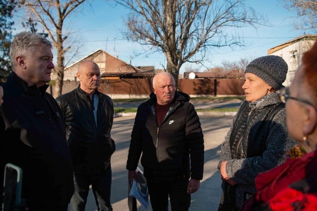 Херсонська активістка повідомила, що після приїзду Порошенка їй телефонували з СБУ, а двох тероборонівців затримали у частині