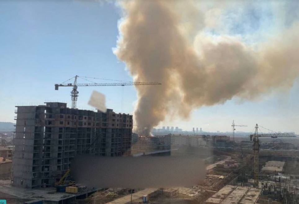 У Краснодарі біля льотного училища пролунав вибух і почалась масштабна пожежа: фото та відео