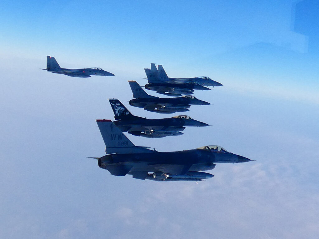 Украинские пилоты уже начали учиться на F-16 — Столтенберг