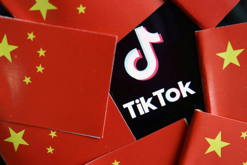 Все більше країн забороняють додаток TikTok: у компанії заговорили про продаж соцмережі