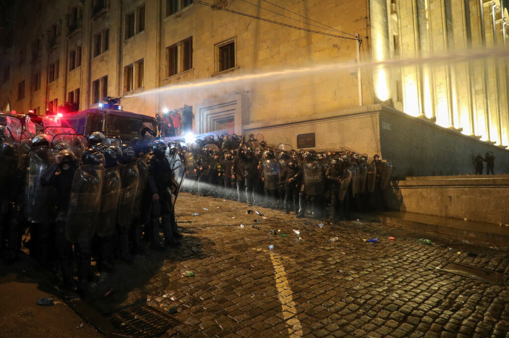Масові протести в Грузії: партія влади пообіцяла виконати вимогу протестувальників, у Кремлі почали шукати “винних”