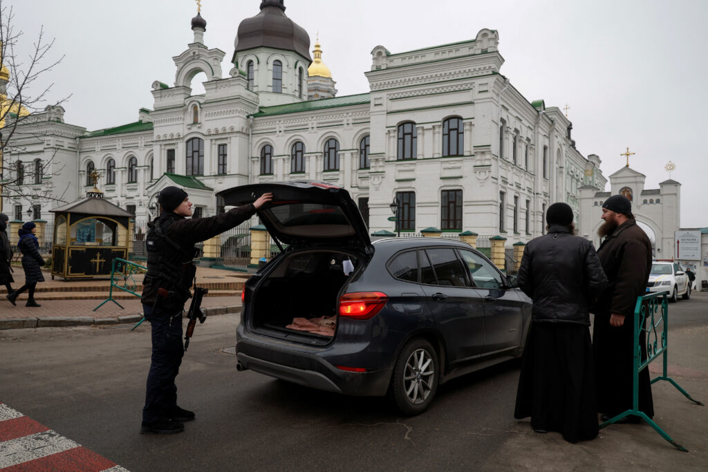 Виселення УПЦ МП з Києво-Печерської лаври: поліція порушила справу проти проросійських церковників за напад на журналістів