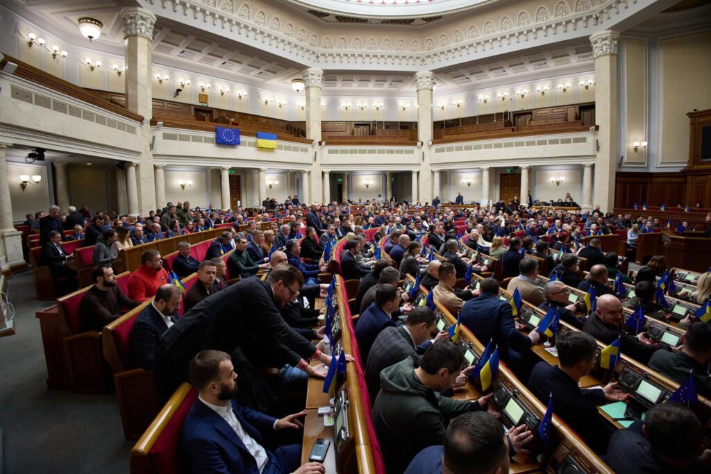 Рада ухвалила поправки до закону про нацменшини, але російській мові додаткових прав не дали