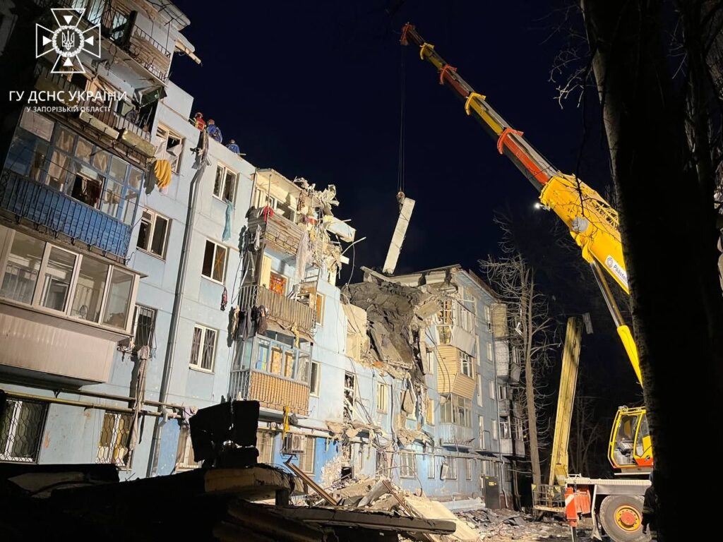 Ракетный удар по дому в Запорожье: количество погибших возросло до 10, ликвидация последствий продолжается