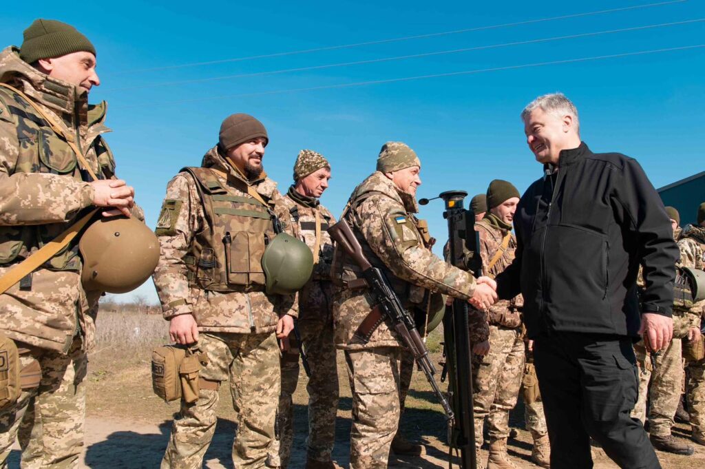 Порошенко привіз на південний фронт техніку для протиповітряної оборони