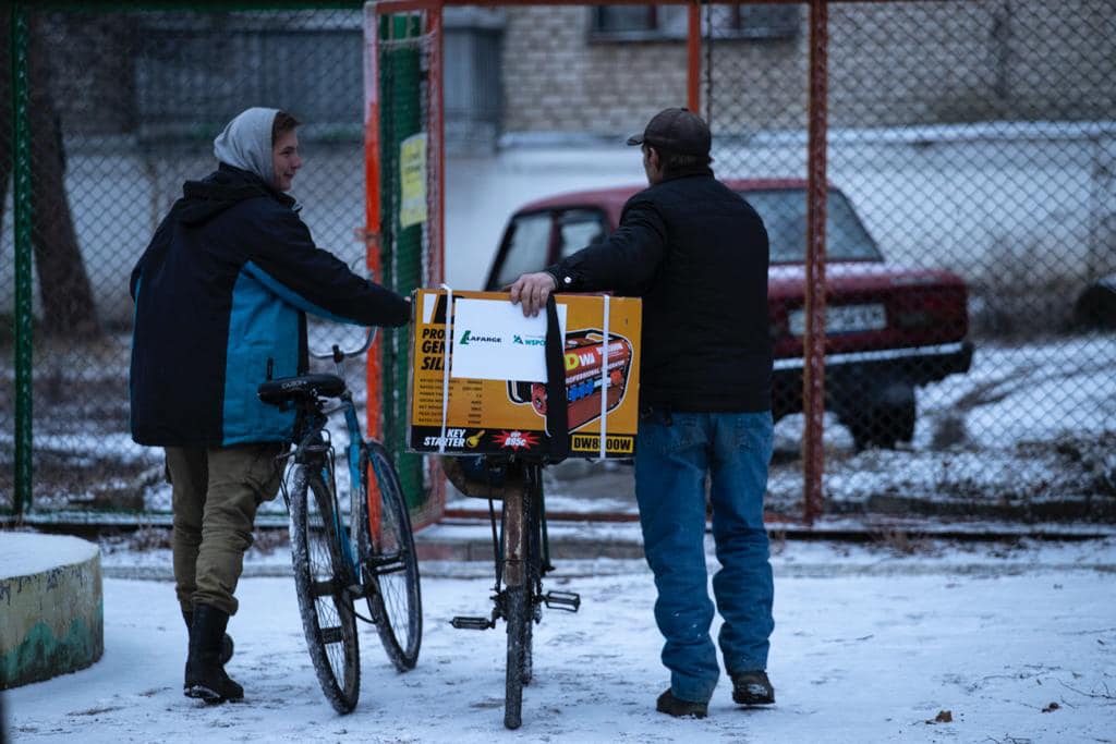 40 генераторов и гуманитарка: Фриз и Арьев привезли помощь многодетным семьям в Изюм Харьковской области