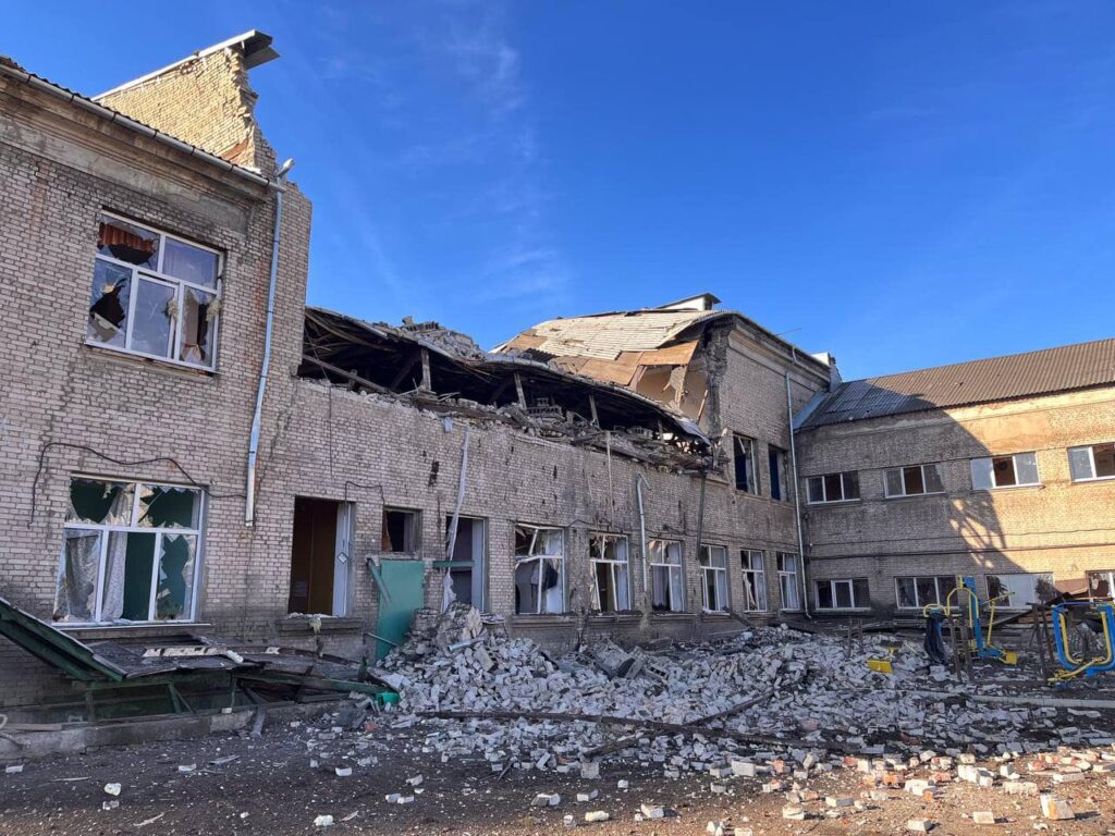 Россияне ночью массированно обстреляли Краматорск в Донецкой области, повредили 15 многоэтажек и школу