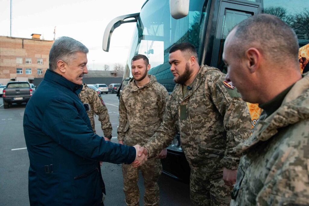 Автобуси для десантників: Порошенко з волонтерами передали техніку у війська