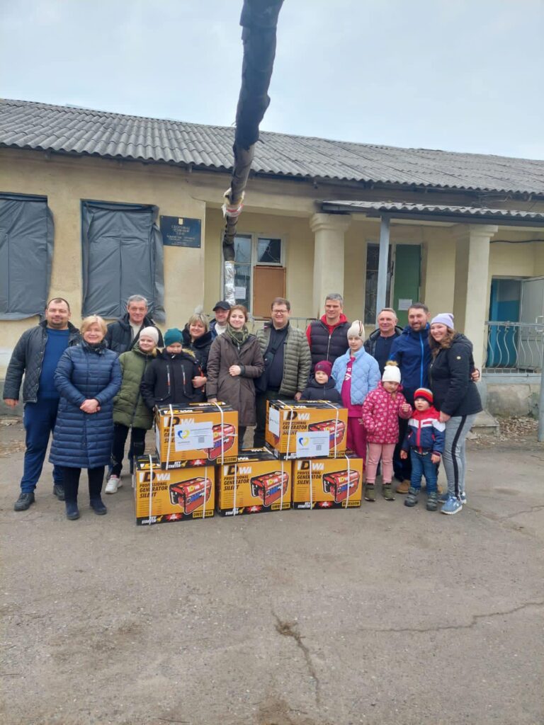 Ірина Геращенко та Володимир Ар’єв привезли генератори багатодітним родинам на Донеччину