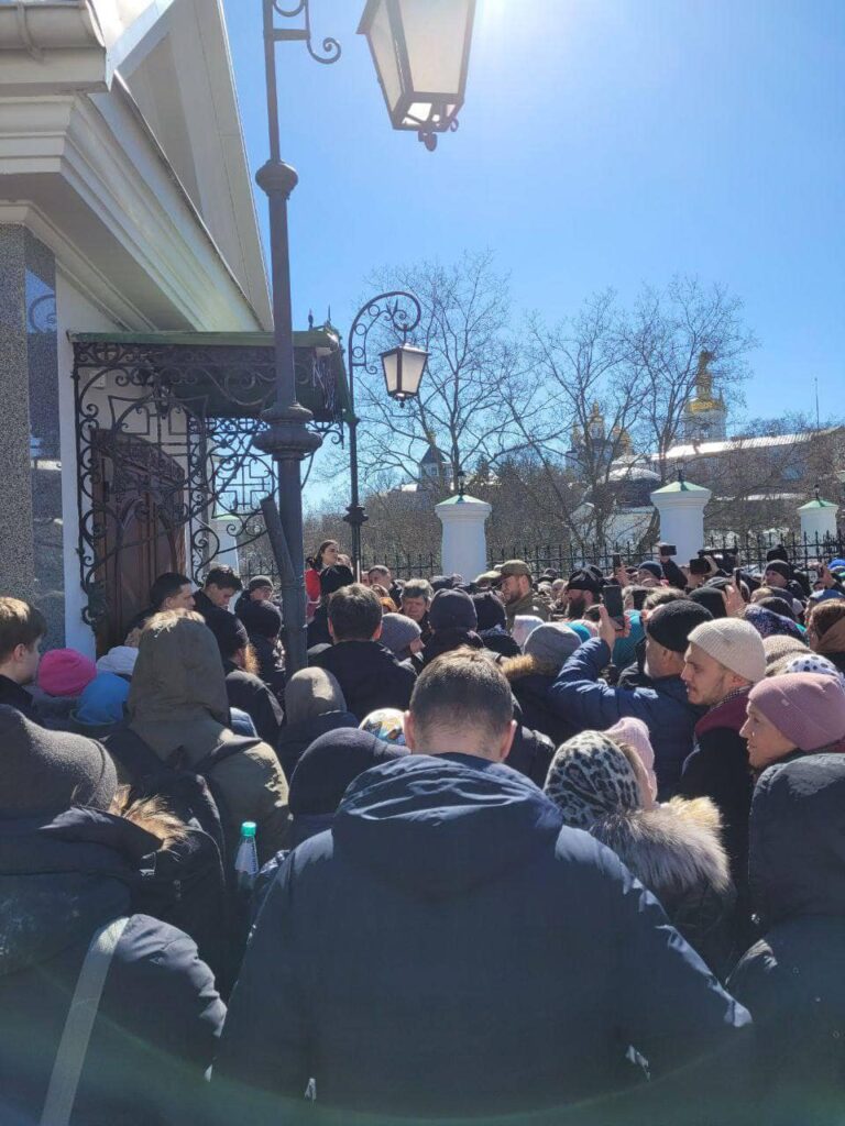 НСЖУ звернулись до правоохоронців через агресію представників УПЦ МП у бік журналістів біля Лаври