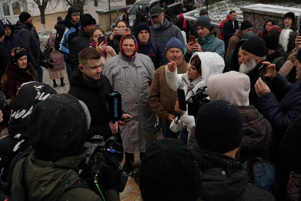 Церковники та віряни УПЦ МП здійснили численні напади на журналістів у Києво-Печерській лаврі: ЗМІ звернулись до поліції
