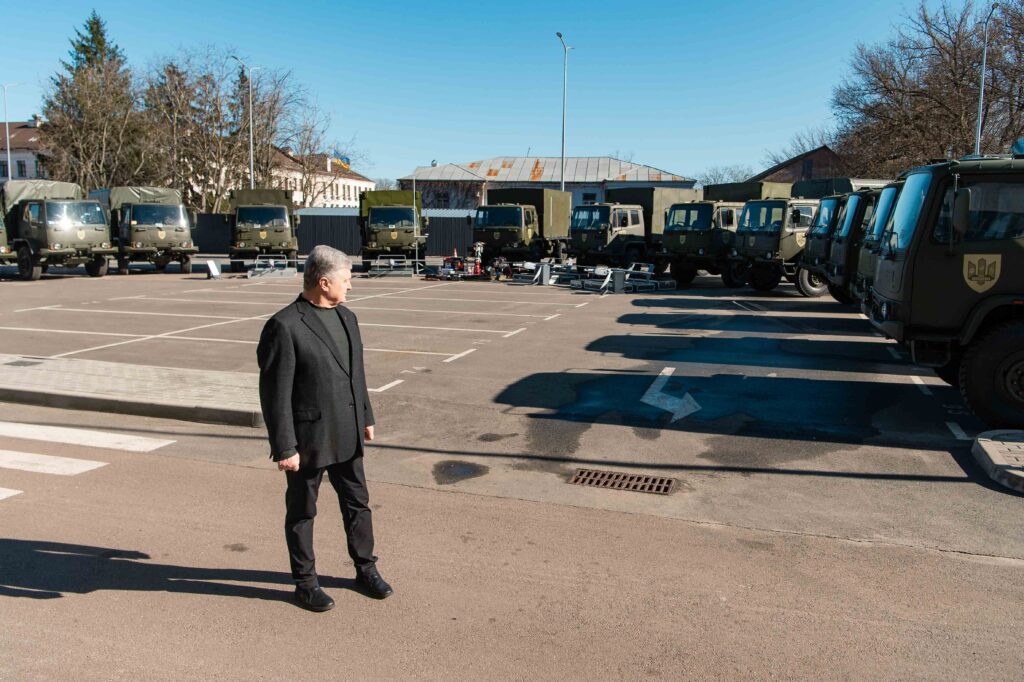 15 грузовиков, среди которых мобильная мастерская и пункты управления БПЛА – стало известно, что Порошенко подготовил для военных