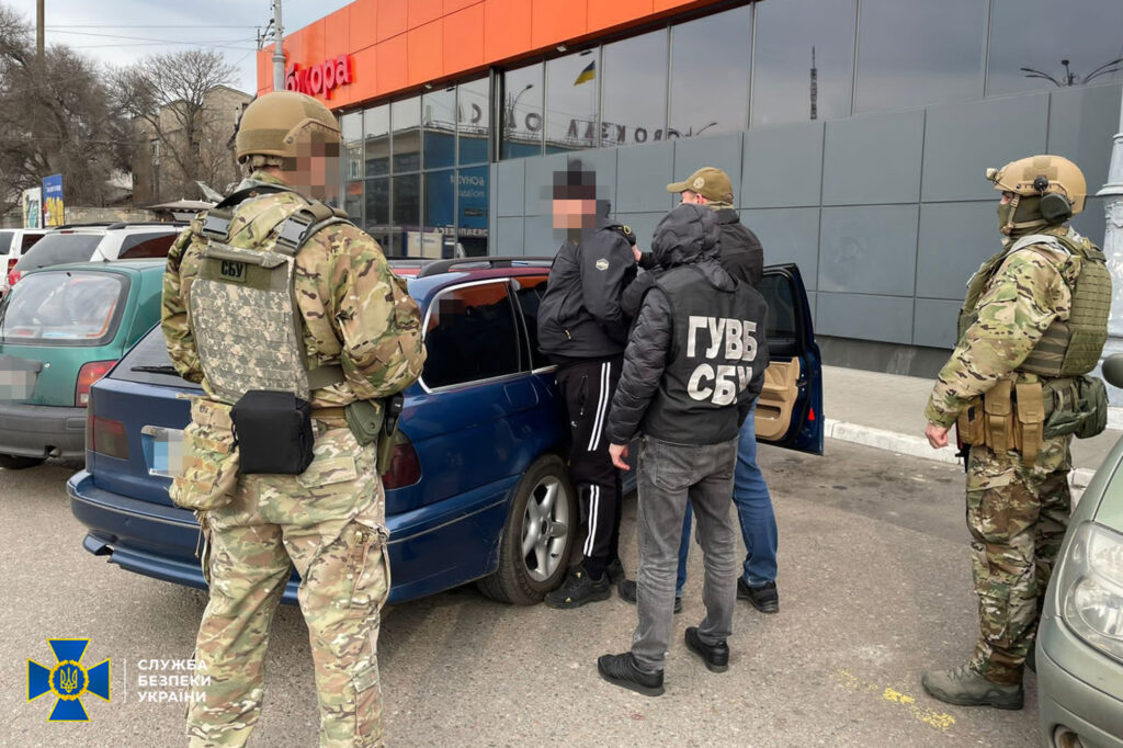 “Видурювали” гроші у рідних загиблих українських захисників: СБУ ліквідувала шахрайську схему на Одещині