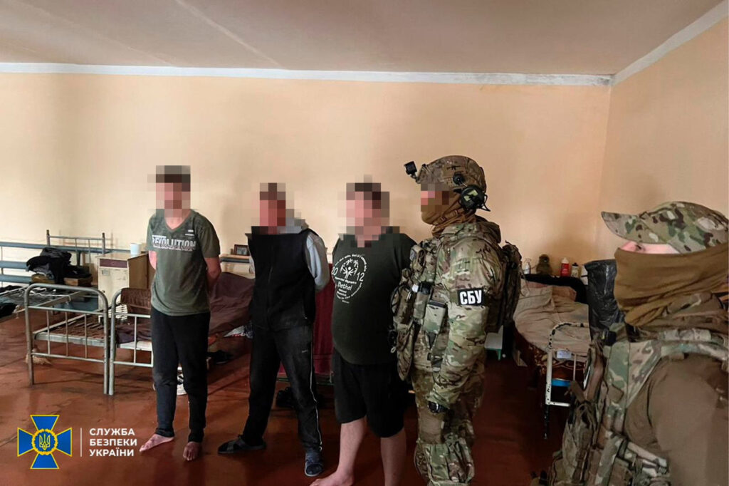 Виманювали гроші в родичів українських військовополонених: СБУ викрила шахрайську схему в’язнів Рівненської колонії