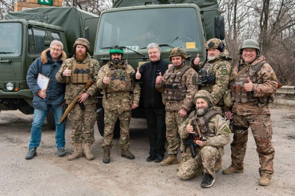 Порошенко знову поїхав на фронт – передав техніку 23-му батальйону, який стоїть на Бахмутському напрямку