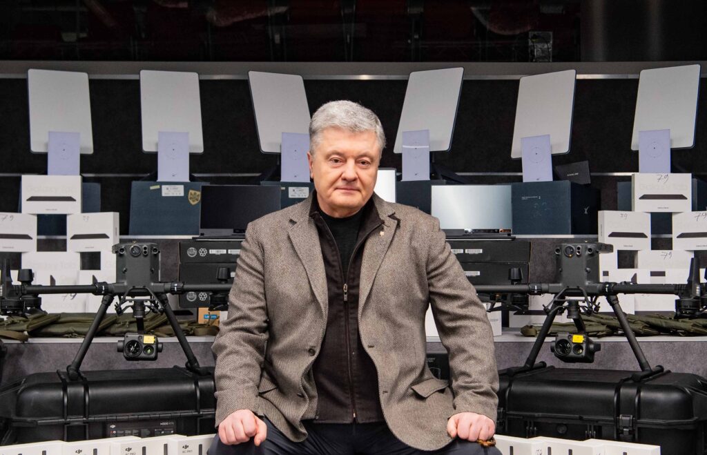 Все для контрнаступления — Порошенко везет на Восток в войска новую партию техники
