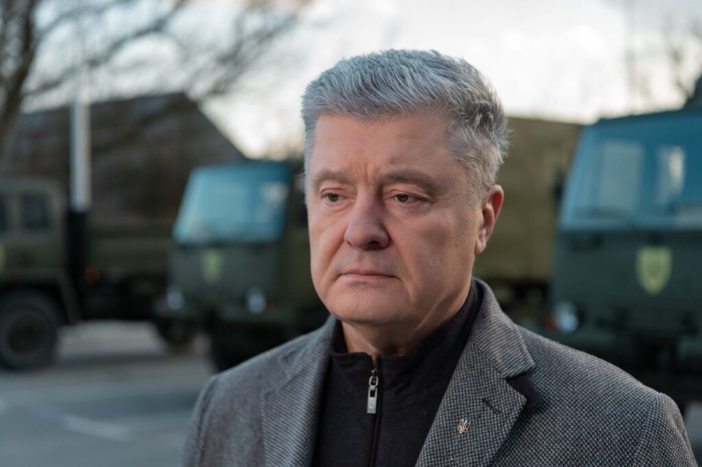 Порошенко закликає не робити будівництво фортифікацій «закритим клубом»