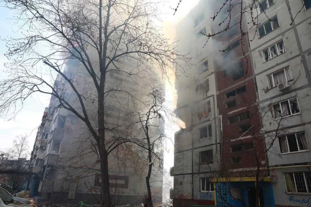 Войска РФ попали в многоэтажку в Запорожье: появилось видео удара