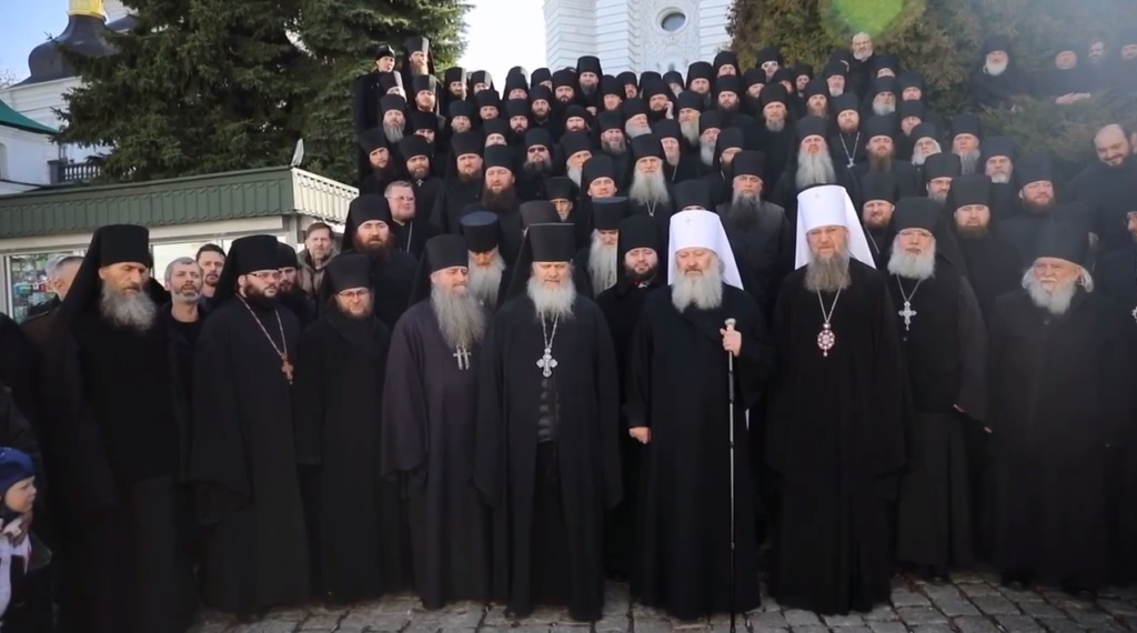 “Ми ж молилися за вашу перемогу на виборах”: священники УПЦ МП просять Зеленського не виганяти їх з Лаври