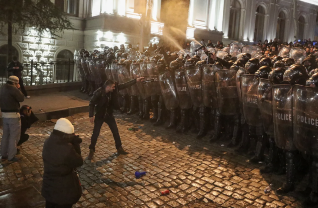 У Грузії відбуваються масові протести через скандальний закон