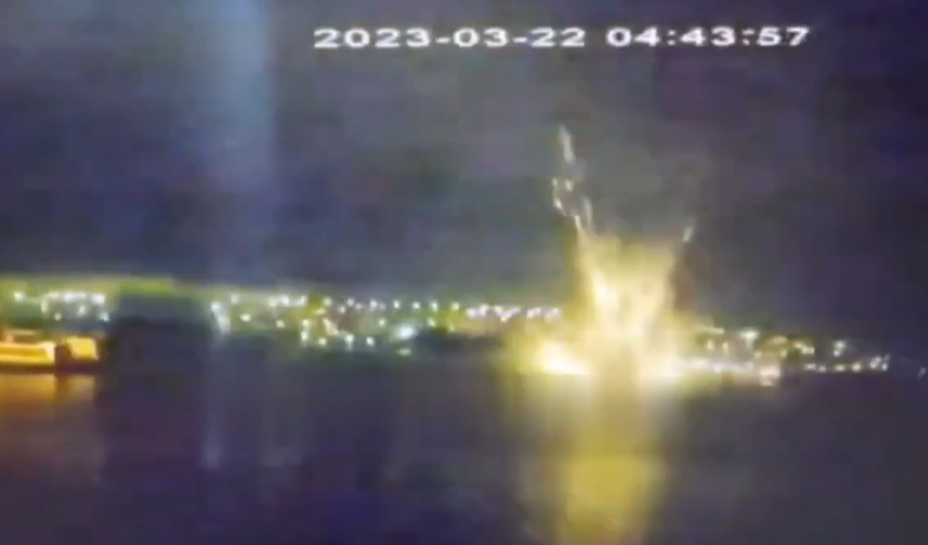 З’явилось відео потужного вибуху у бухті окупованого Севастополя