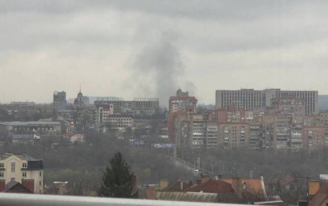 В Донецьку пролунав потужний вибух, над містом густий дим: відео
