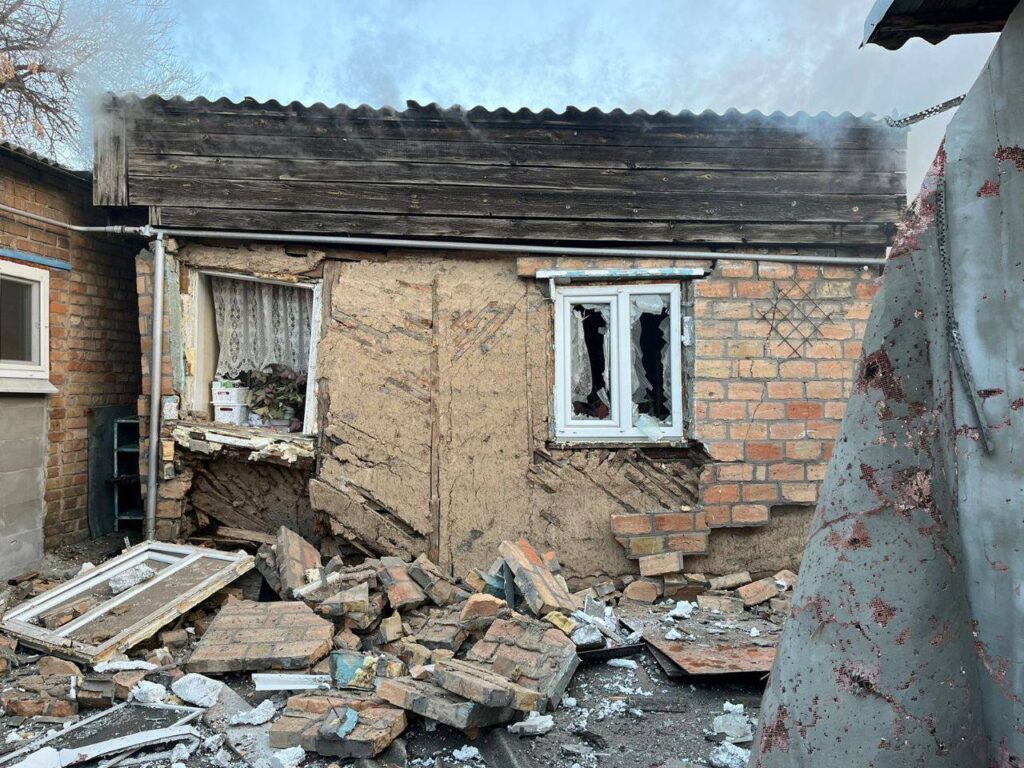 Войска РФ обстреляли Никопольский район Днепропетровской области из артиллерии: повреждены дома, оборвана линия электроснабжения