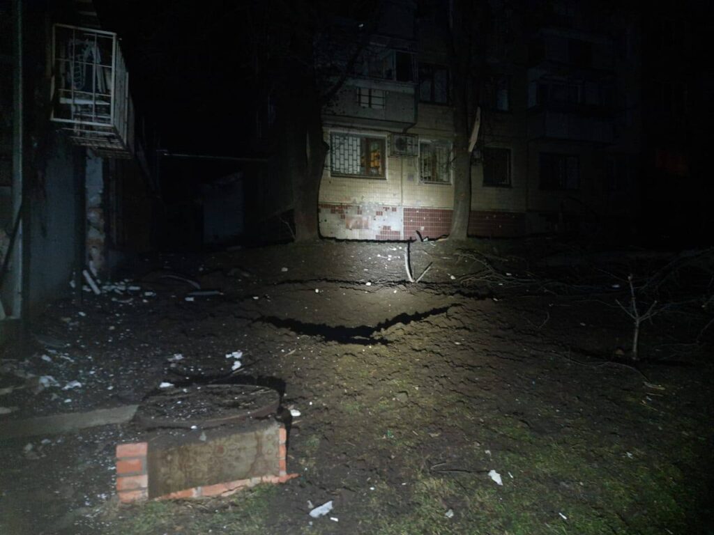 Пошкодили вісім багатоповерхівок, лінії електропередач та водогін: росіяни з важкої артилерії обстріляли Нікопольщину