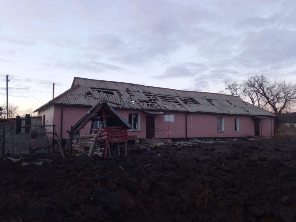 Росіяни обстріляли щонайменше 20 населених пунктів Донеччини, є загиблий та поранені